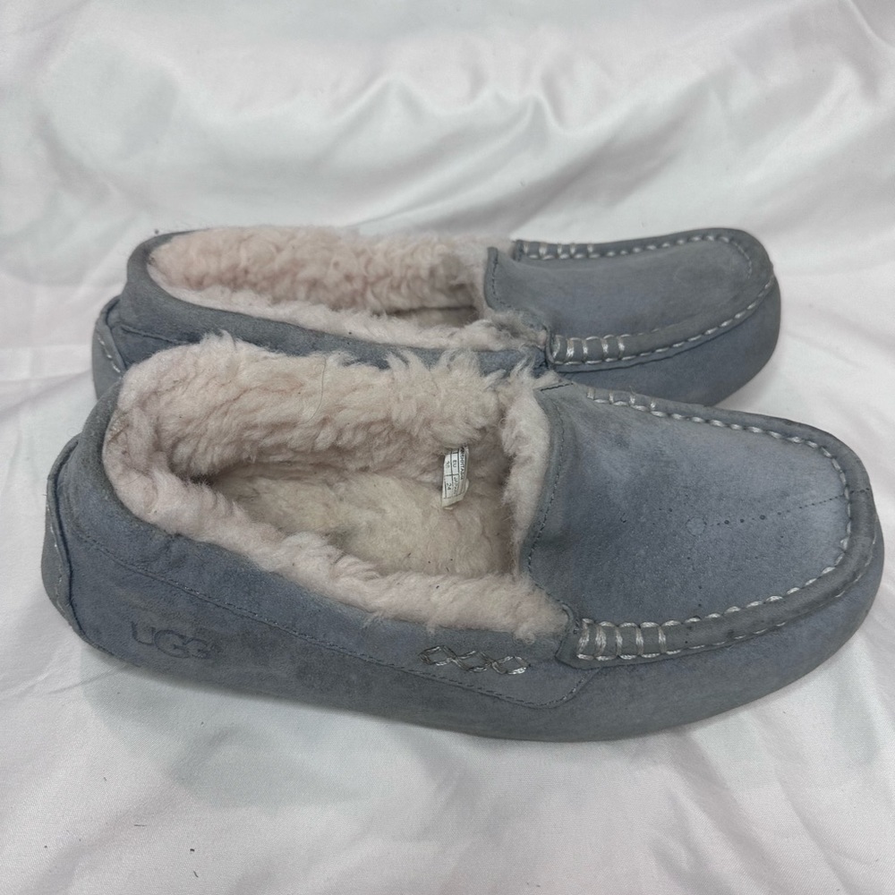 Women’s UGG loafers in a size 7 (5.5-6 in kids) - Picture 4 of 5